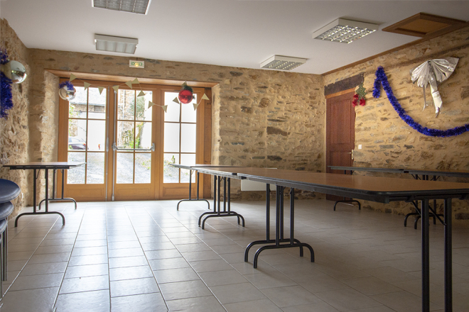 Salle des fêtes avec des tables