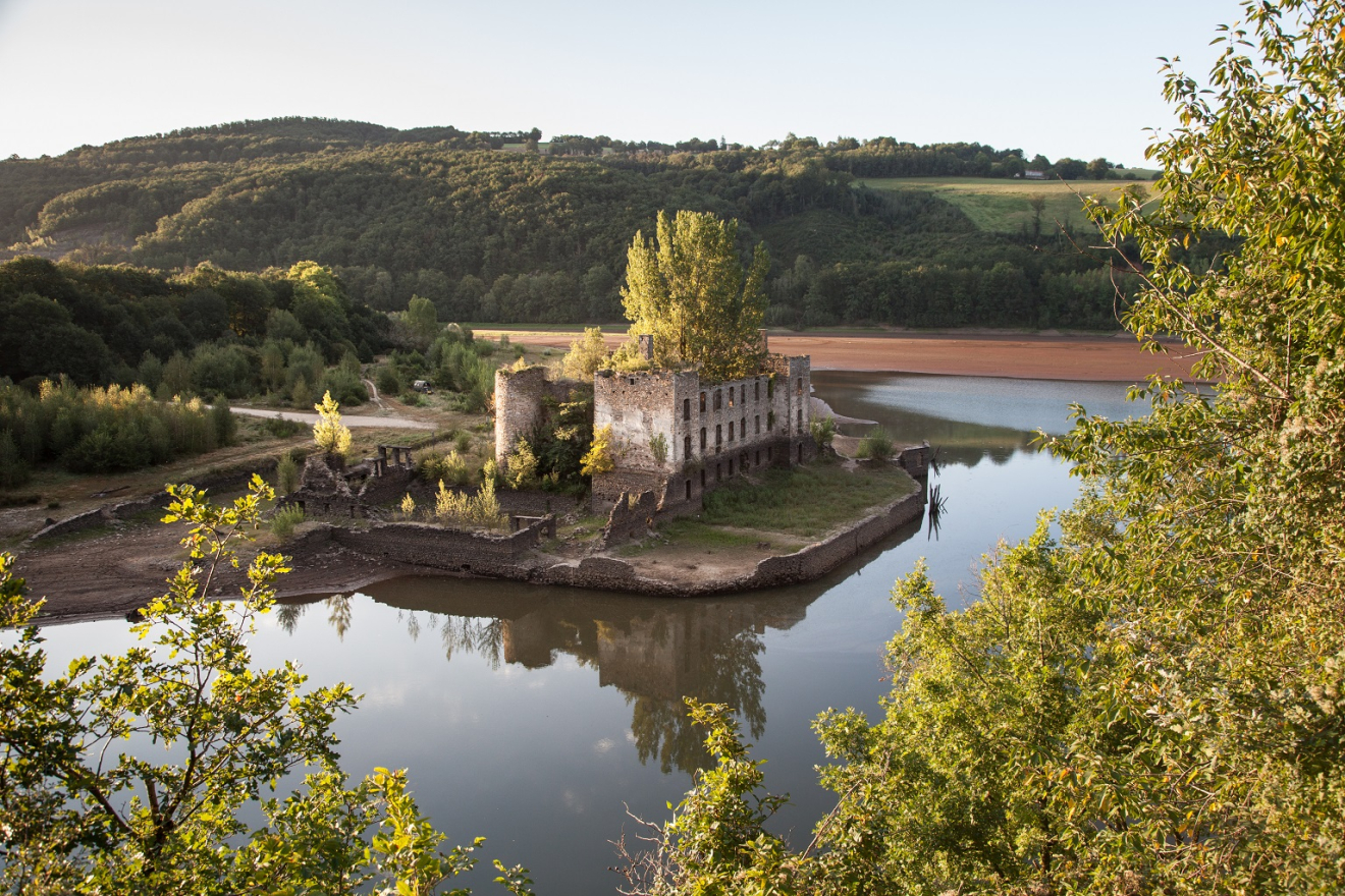 Le château de Granval dans le lac de Razisse