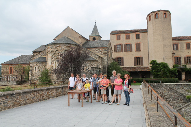 Groupe de personne prenant une photo au prieuré d'Ambialet