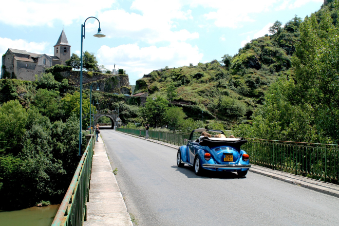 Voiture sur le pont Saint-Cirgue Ambialet