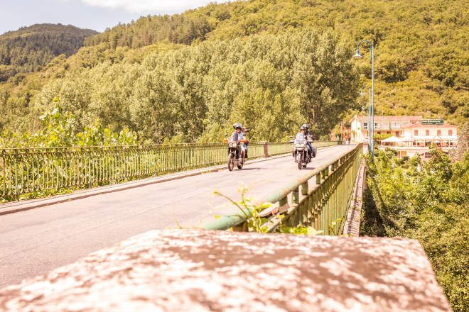 Deux couples en moto sur le pont Saint-Cirgue Ambialet
