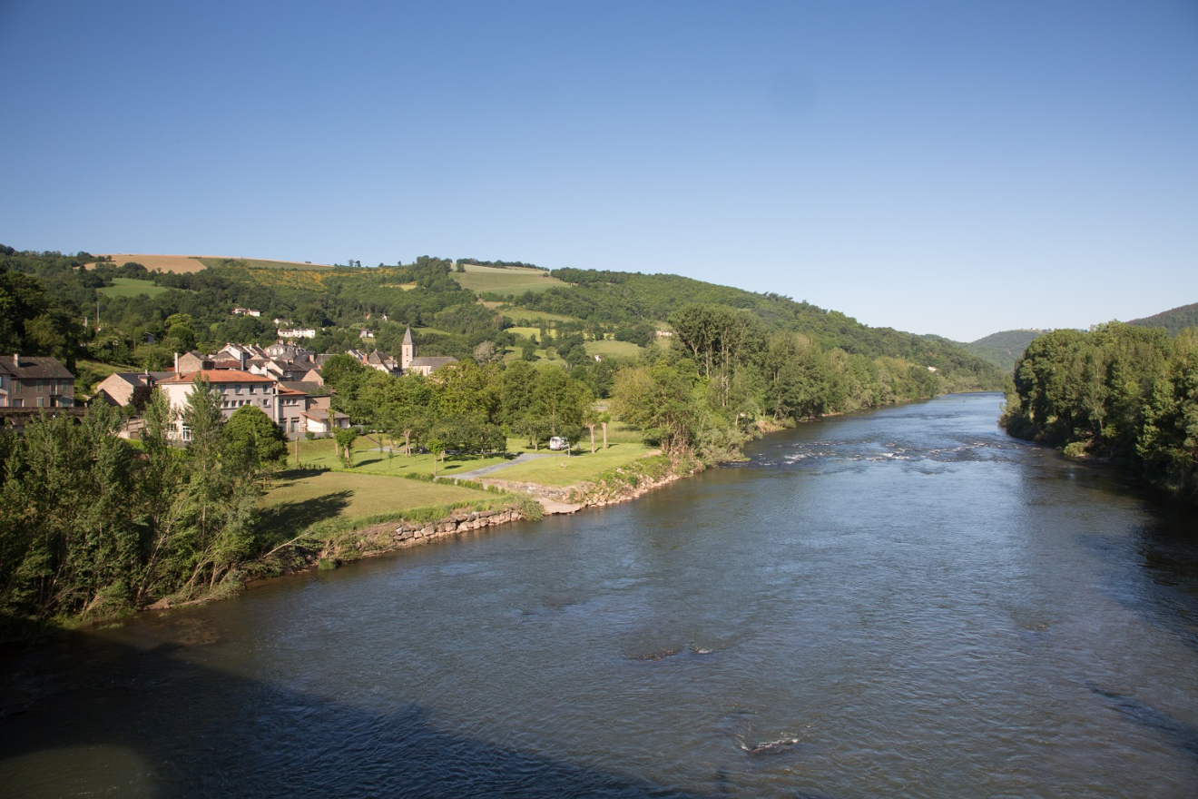 La rivière Tarn qui passe dans le hameau de Villeneuve-sur-Tarn à Curvalle
