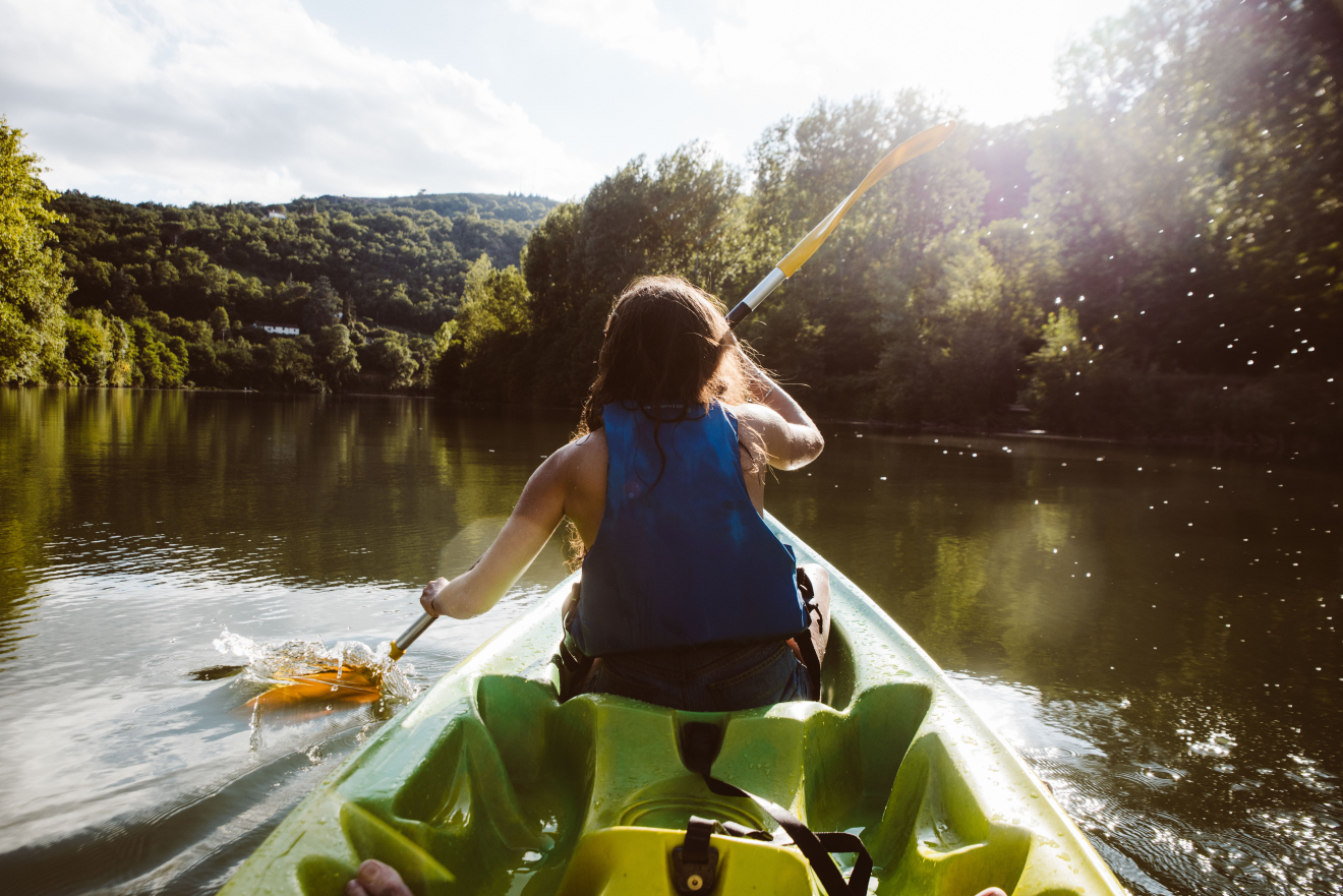 Fille qui fait du canoë sur la rivière Tarn