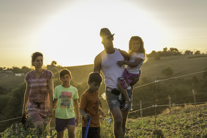 Une famille avec 3 enfants dans les champs