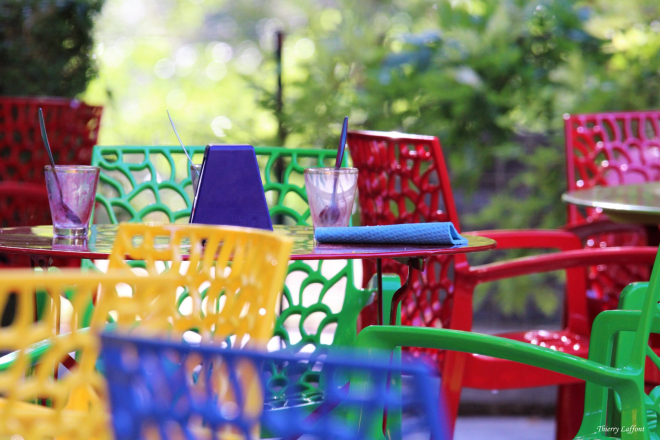 Tables et chaises colorées