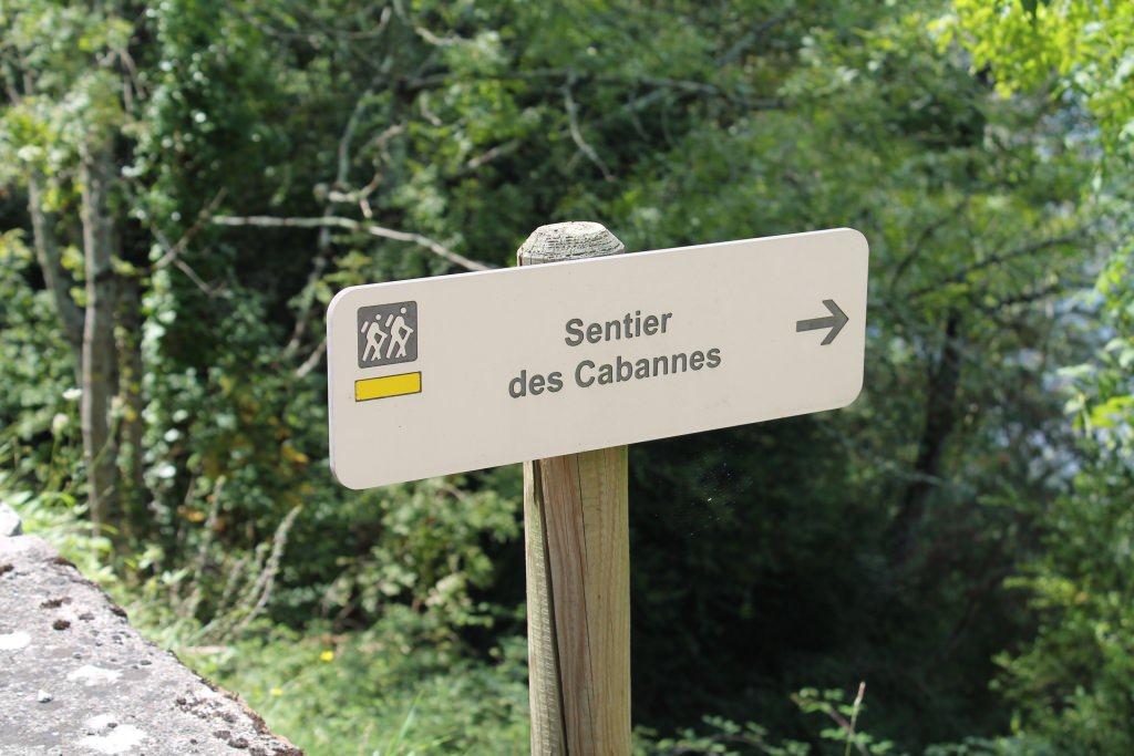 Panneau d'un sentier de randonné : le sentier des Cabannes