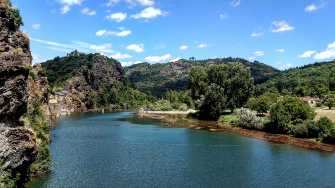 La rivière Tarn, le schiste et une vue sur le prieuré