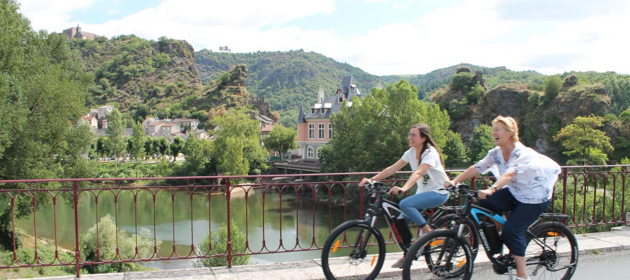 Deux femmes se baladant à vélo électrique sur le pont de Saint-Cirgue-Ambialet