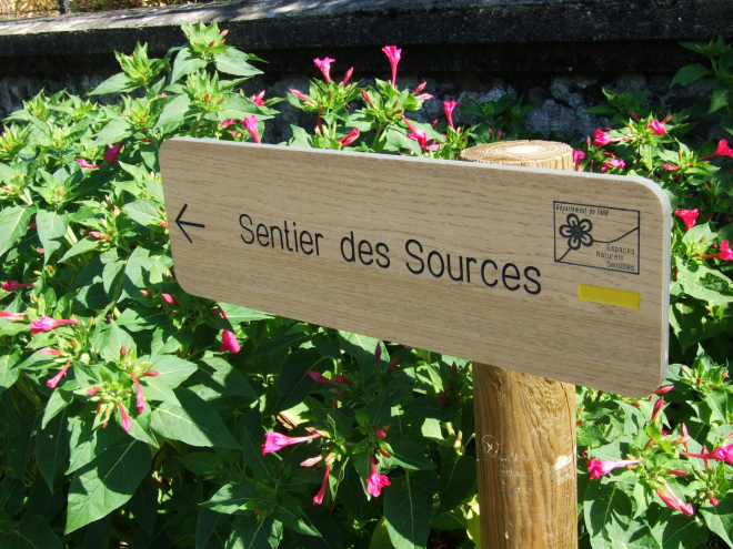 Panneau d'un sentier de randonnée : le sentier des Sources