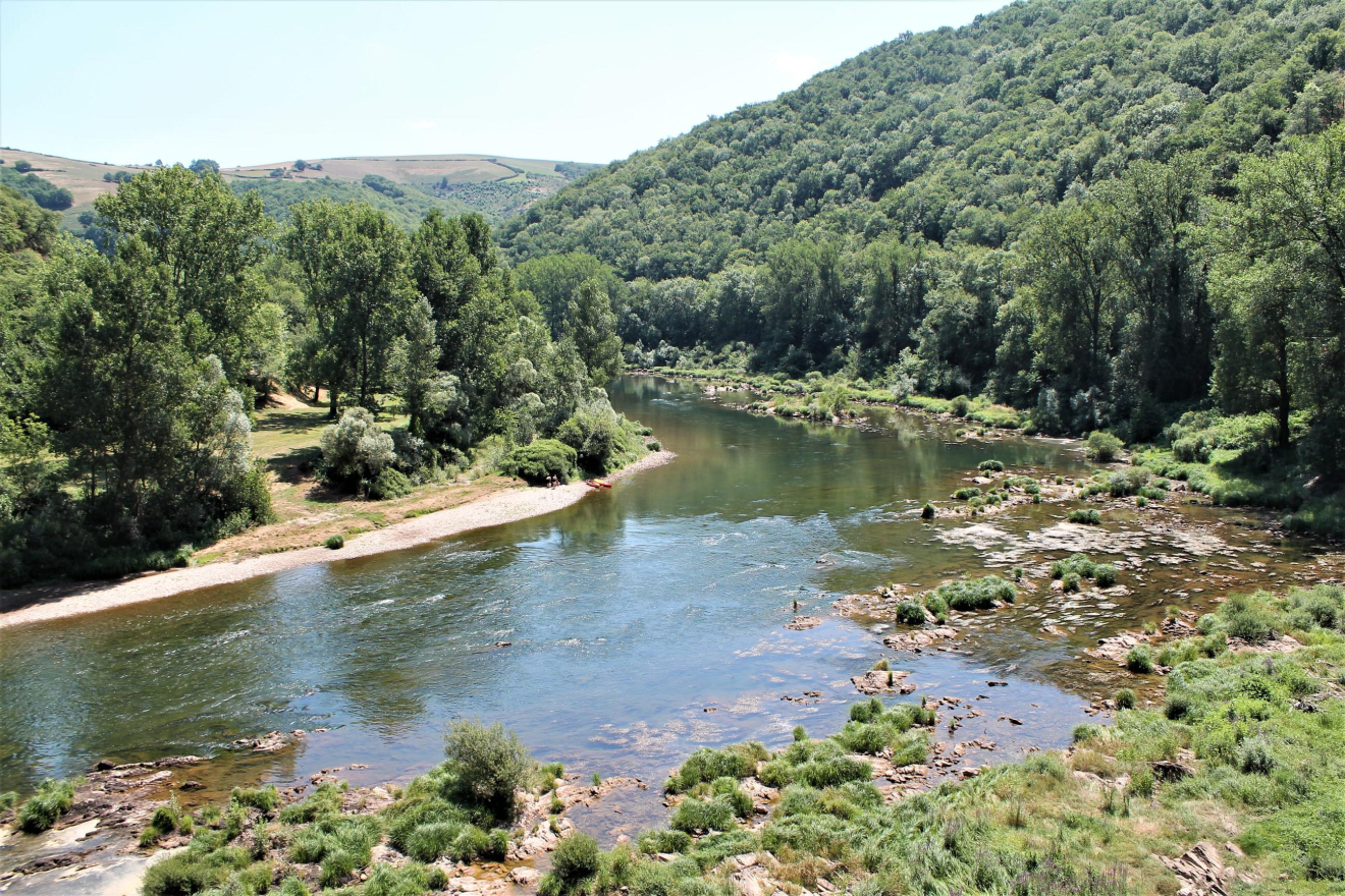 La rivière Tarn passant dans le village de Villeneuve-sur-Tarn