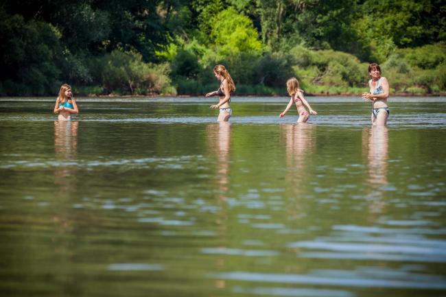 4 petites filles jouant dans la rivière Tarn à Trébas
