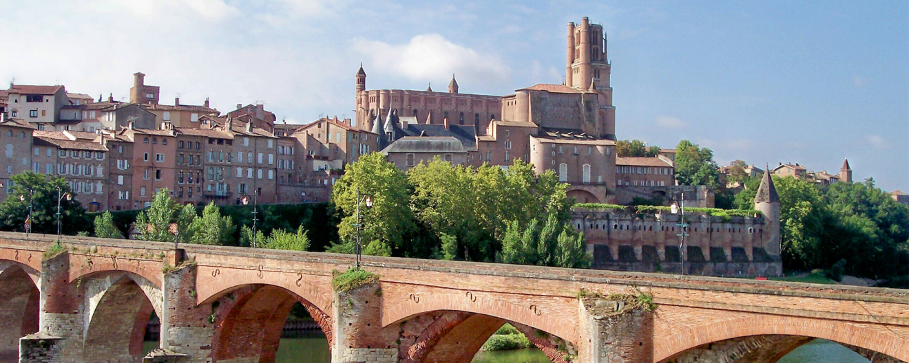 Albi, son pont vieux au-dessus du Tarn et la célèbre Cathédrale