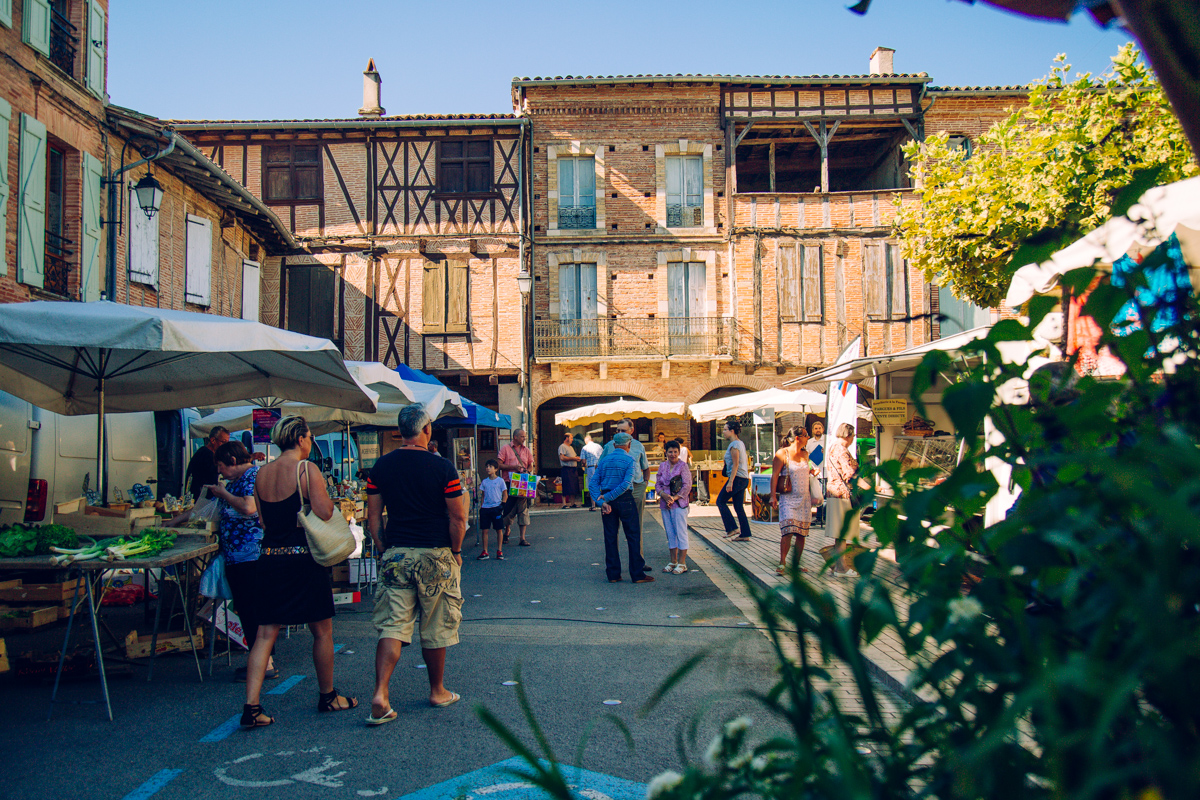 Marché de Lisle-sur-Tarn sur sa place aux arcades