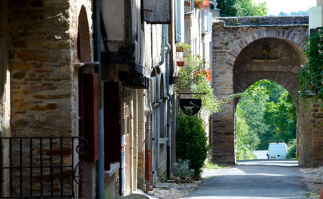 Ruelle à Sauveterre et Porte Saint-Vital