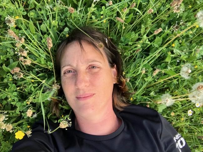 Femme allongée dans l'herbe