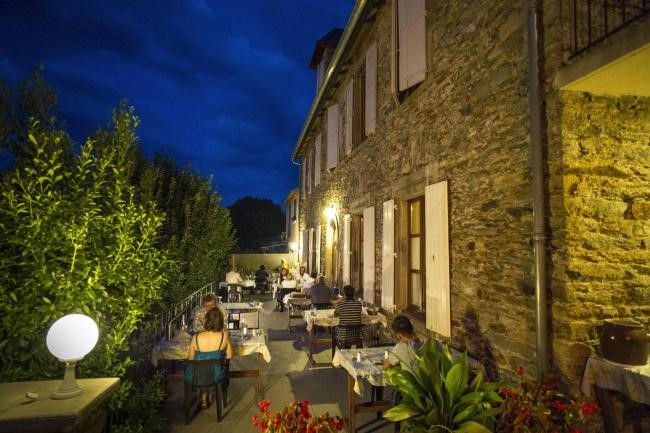 Personnes mangeant sur la terrasse à l'Hostellerie des Lauriers